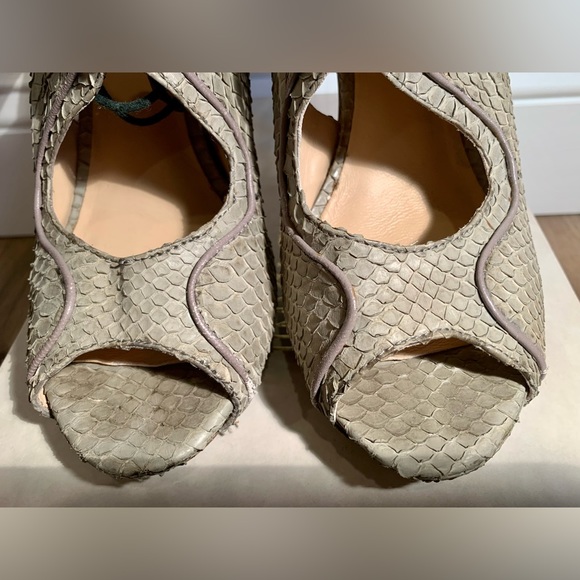 Pour La Victoire gray snakeskin embossed open toe stiletto - Picture 4 of 16